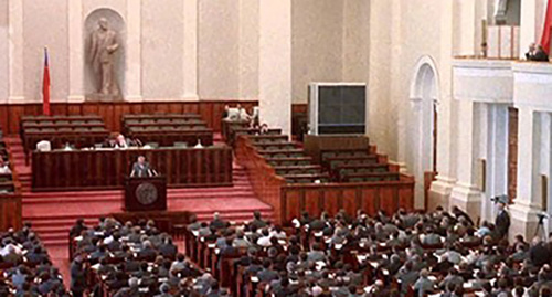 Заседание Съезда народных депутатов Российской Федерации. Фото http://agency-sphera.ru/privatizatsiya-po-chubajsu-vauchernaya-afera-rasstrel-parlamenta/