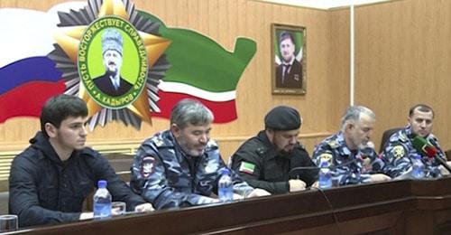 Хас-Магомед Кадыров (крайний слева) во время  оперативного совещания в МВД Республики Чечня. Фото: пресс-служба Чеченской государственной телерадиокомпании "Грозный" https://grozny.tv/news.php?id=22781