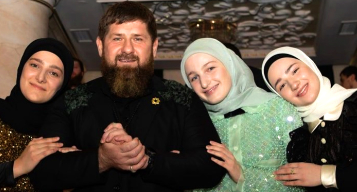 Рамзан Кадыров с дочерьми. Скриншот сообщения со страницы Айшат Кадыровой в INSTAGRAM https://www.instagram.com/p/CaMhkznoU3p/