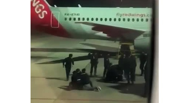 Беспорядки в аэропорту Махачкалы. Октябрь 2023 г. Скриншот видео https://www.rbc.ru/politics/31/10/2023/653eb5399a7947b515dc49e2