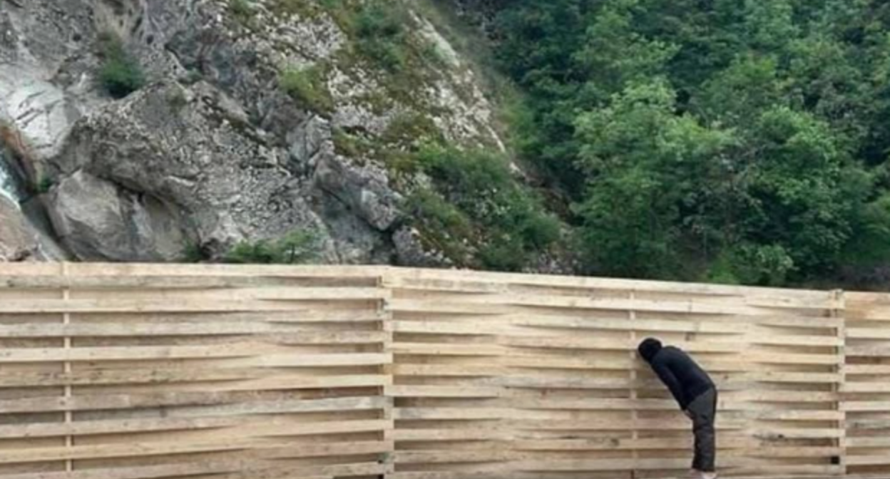 Забор у Ханагского водопада. Скриншот  https://www.instagram.com/p/DLHtpmjI5P5/ от 20.06.25 (деятельность компании Meta, владеющей соцсетью, запрещена в России).